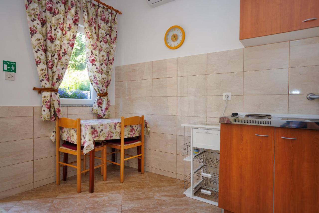 Apartment Studio Close To Sea 크르크 외부 사진
