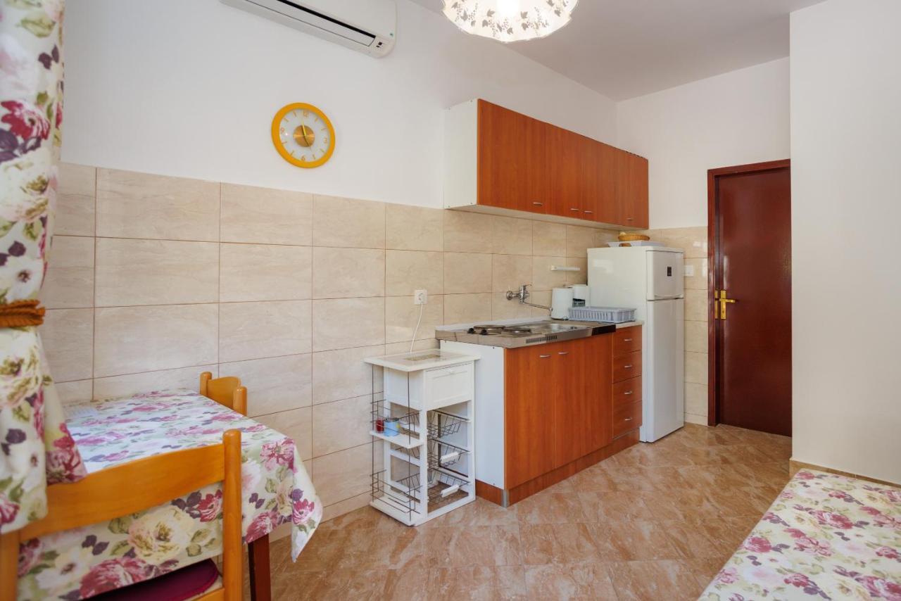 Apartment Studio Close To Sea 크르크 외부 사진